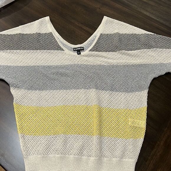 Express women’s short sleeves see through top - Picture 3 of 3